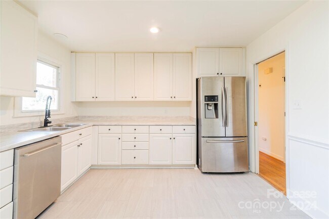 Building Photo - 5020 Coronado Dr