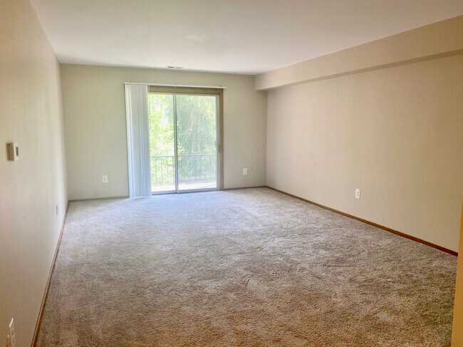 Building Photo - Cozy 2 Bedroom, 1 Bath Apartment with Balcony - Welcome Home!