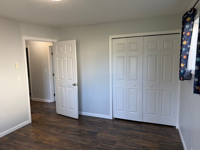 Building Photo - Updated 3 bedroom 1.5 bathroom house in Springfield!