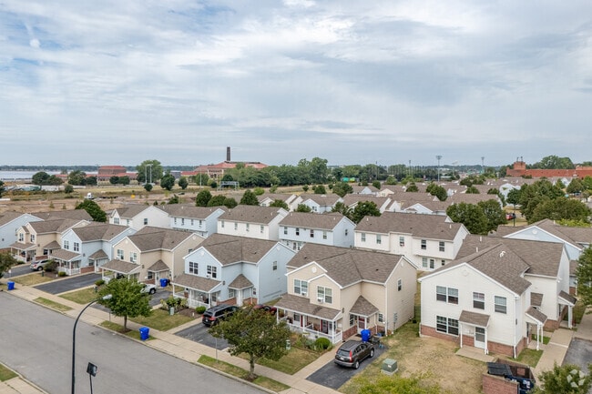 Building Photo - Lakeview on the Park