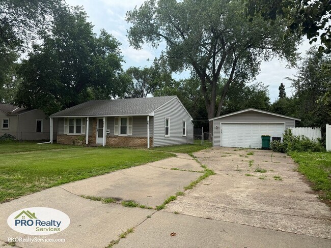 Building Photo - 2 Bedroom Home with a Large Fenced in Yard
