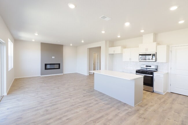 Building Photo - Now Leasing in Bend – 4/2.5 New Constructi...