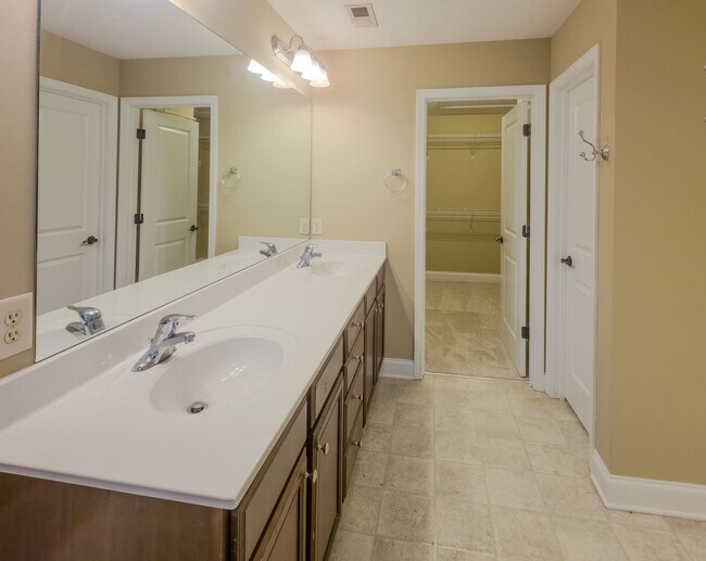 Building Photo - Knoxville 37931 - 4 bedroom 2.5 bath - call Ryan Fogarty 865-333-4840