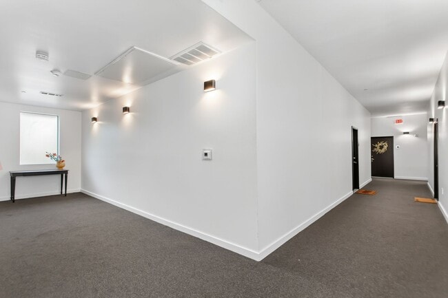 Building Photo - 1 Bedroom, 1 Bath Condo!