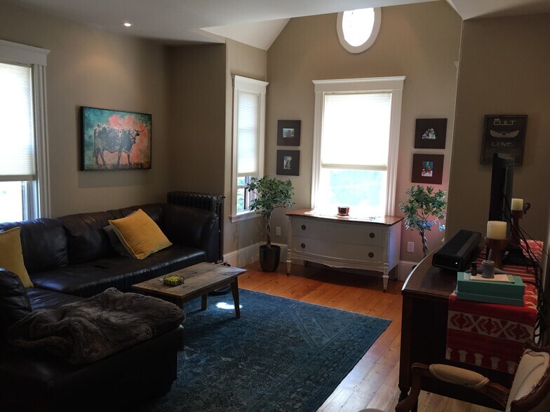 Living room with atrium front - 31 Conway St