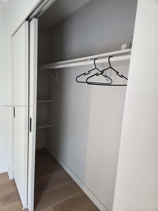 Building Photo - 10824 N Kendall Dr