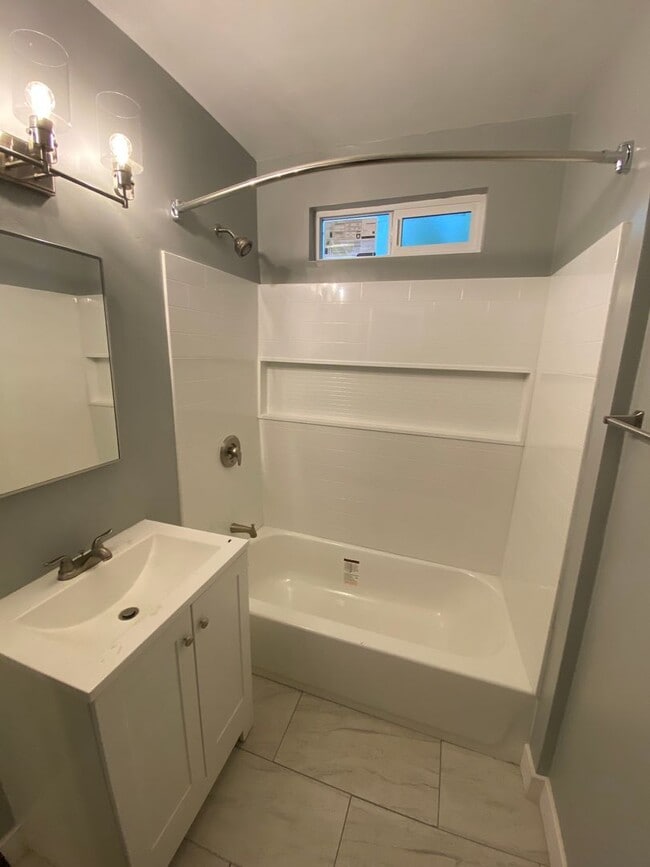 Building Photo - Follow the yellow brick to this Remodeled 2 BD 1 BA House in NE Bakersfield