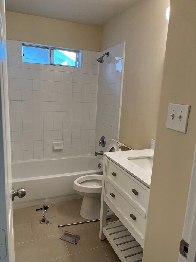 Building Photo - 21650 Falvel Sunset Ct