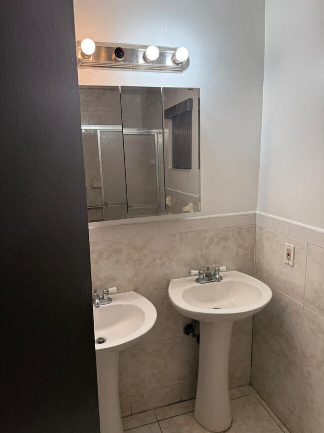 Building Photo - 429 NW 15th Ave