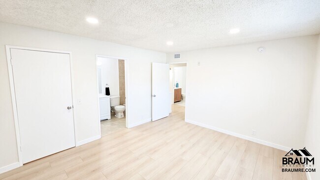 Building Photo - 2 BEDROOM  IN NOHO ARTS