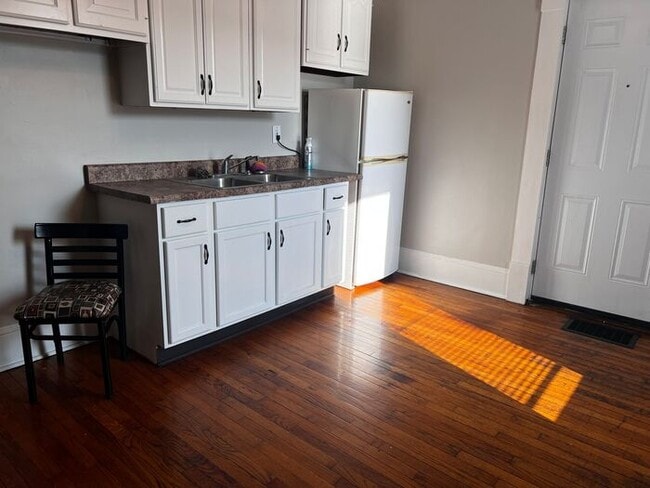 Building Photo - 2 Bedroom with All Utilities included Clos...