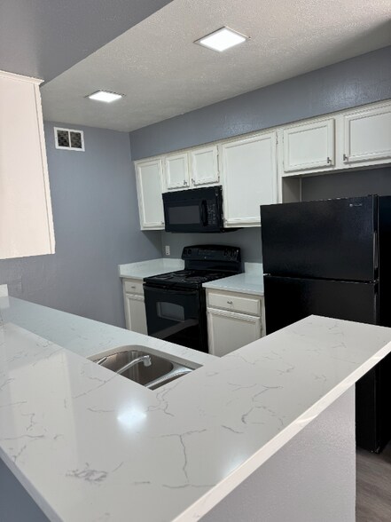 Building Photo - 5414 Lakeview Pkwy