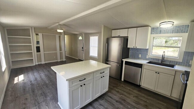 Building Photo - 231 Lakeview Ct