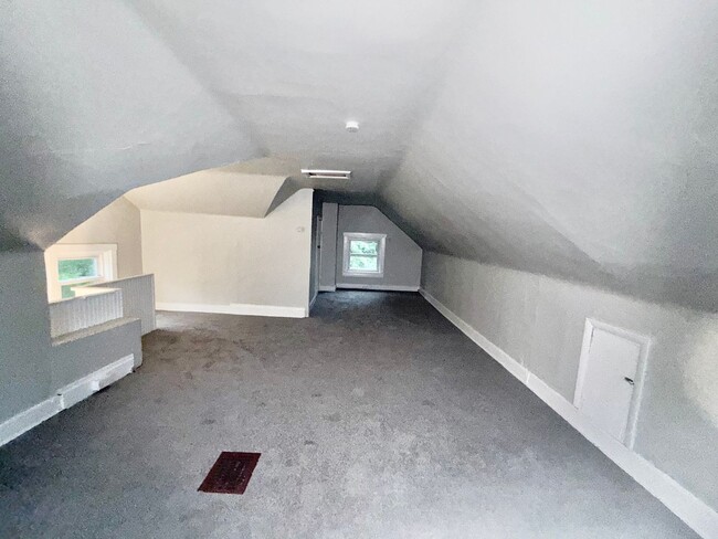 Building Photo - Large 3 bed 1.5 bath! Available NOW!