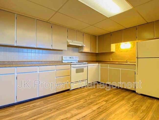 Building Photo - 1401-142B 2b St S