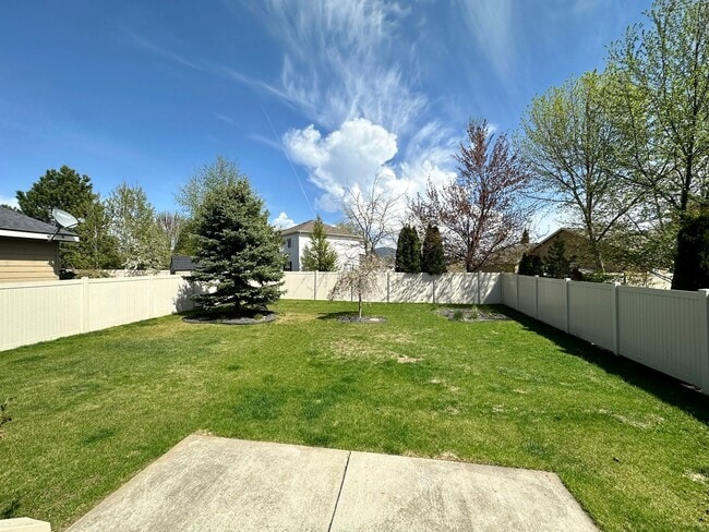 Building Photo - LARGE SINGLE FAMILY HOME ON CORNWALL (RPM#220)