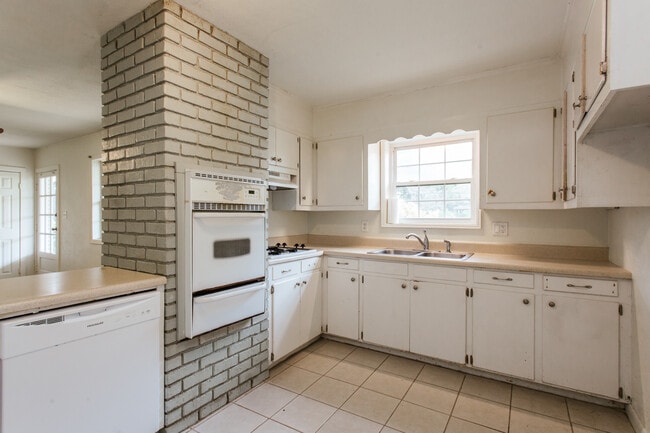 Building Photo - 255 Sunset Dr