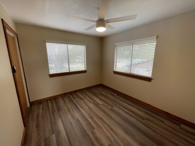 Building Photo - 405 W Lakeshore Dr