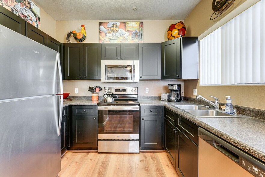 Building Photo - 1941 Pierpont Dr