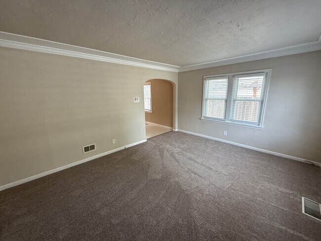 Building Photo - 4627 Thorman Ave NE