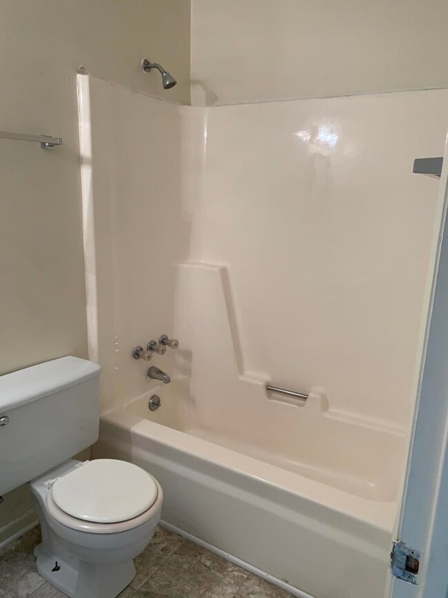 Building Photo - 460 Lenney Dr