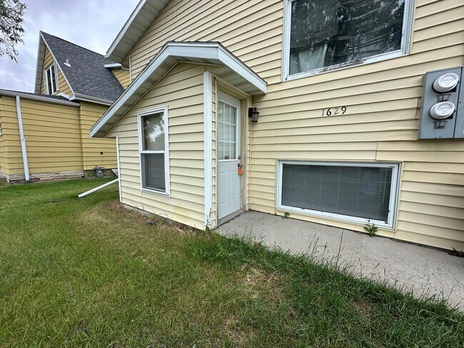 Building Photo - 1629 3rd Ave S