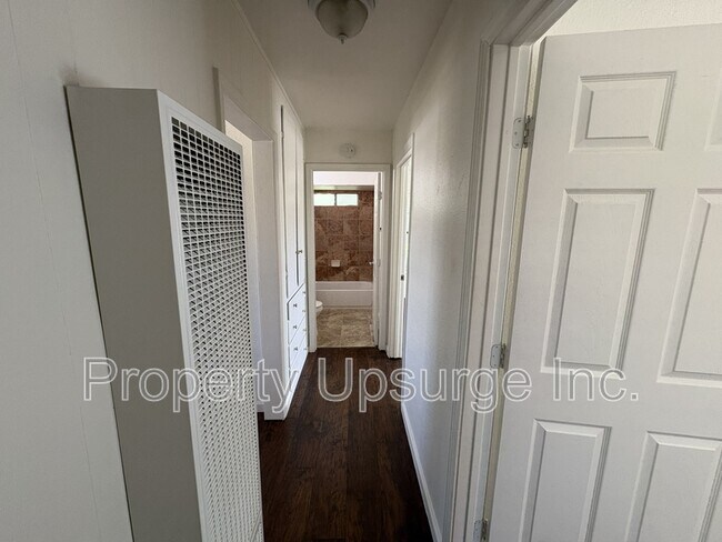 Building Photo - 104 E 6th St