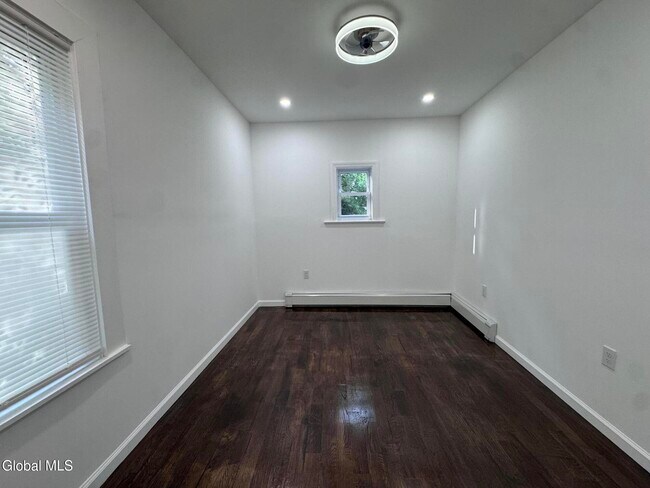Building Photo - 885 Yorkston St