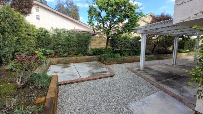 Building Photo - NOW AVAILABLE!! Gorgeous Two Story 3 Bedroom 3 Bath Perfect for Working From Home and Entertaining!