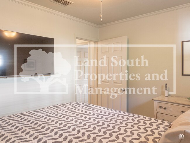 Building Photo - 327 Easton Dr