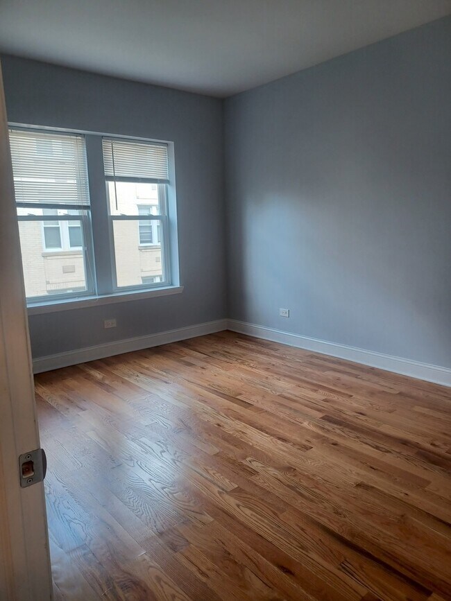 Building Photo - 5731 N Kimball Ave