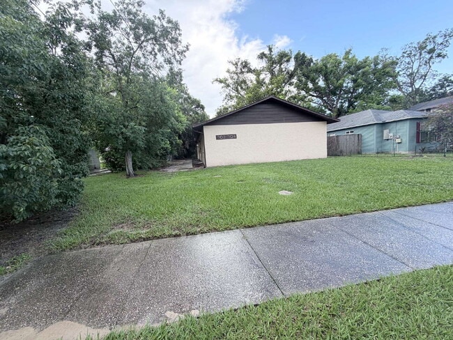 Building Photo - 2-bedroom, 1-bath half-duplex is move-in ready