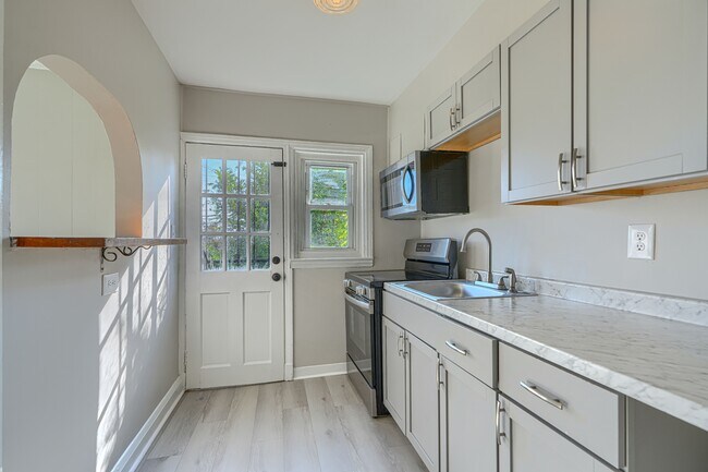 Building Photo - 401 52nd St