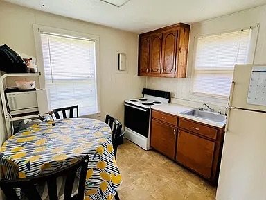 Building Photo - 1604 E 9th St