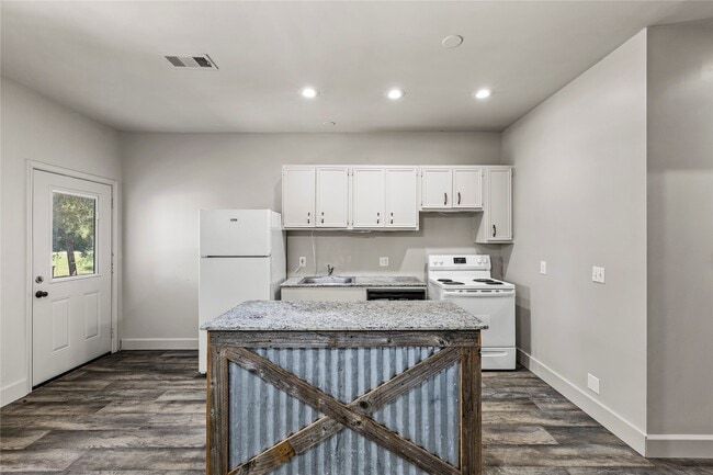 Building Photo - 10423 Deer Lake Lodge Rd