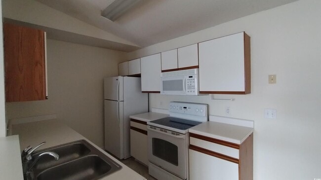 Building Photo - 2269J Essex Dr