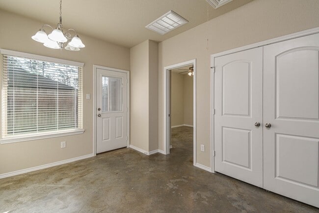 Building Photo - 15786 Cottonwood Dr