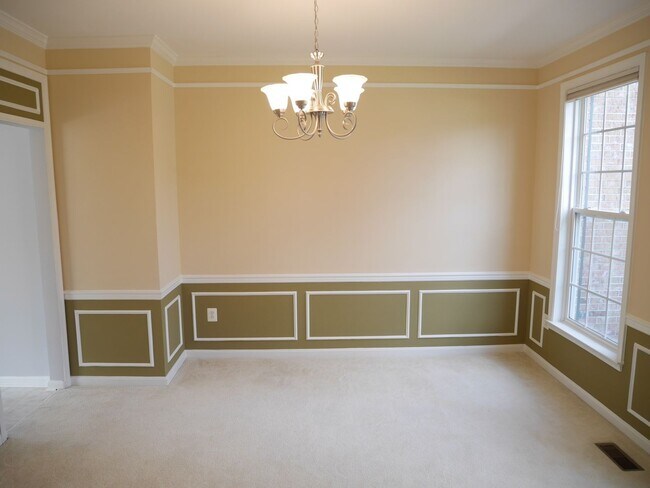 Building Photo - 5 Bedroom 2.5 Bathroom Home- Located in Fi...