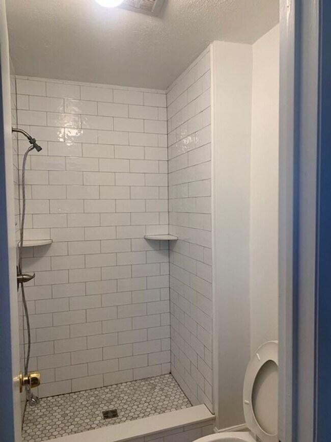 Building Photo - Large 3 Bedroom 2.5 Bath Townhome in Prime Location-Francisco Place Community!