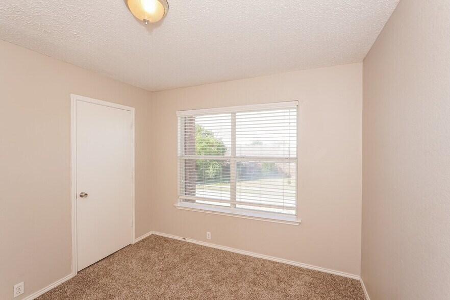 Building Photo - 7001 Baybridge Dr