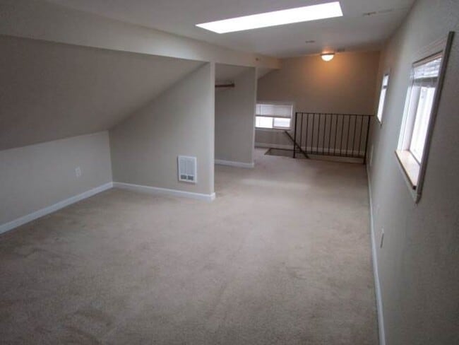 Building Photo - 2 Bedroom, 1 Bathroom Tacoma Home