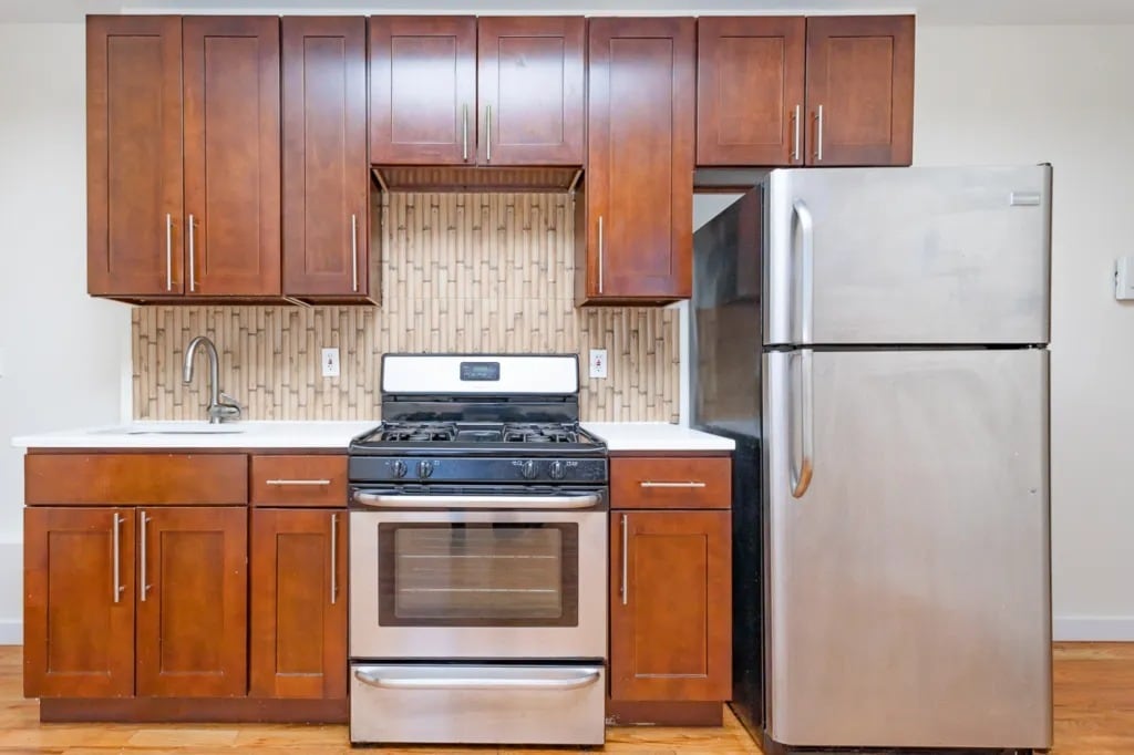 Building Photo - Furnished room/NOT APARTMENT