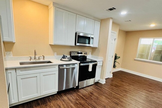 Building Photo - 2701 Little Valley Cove