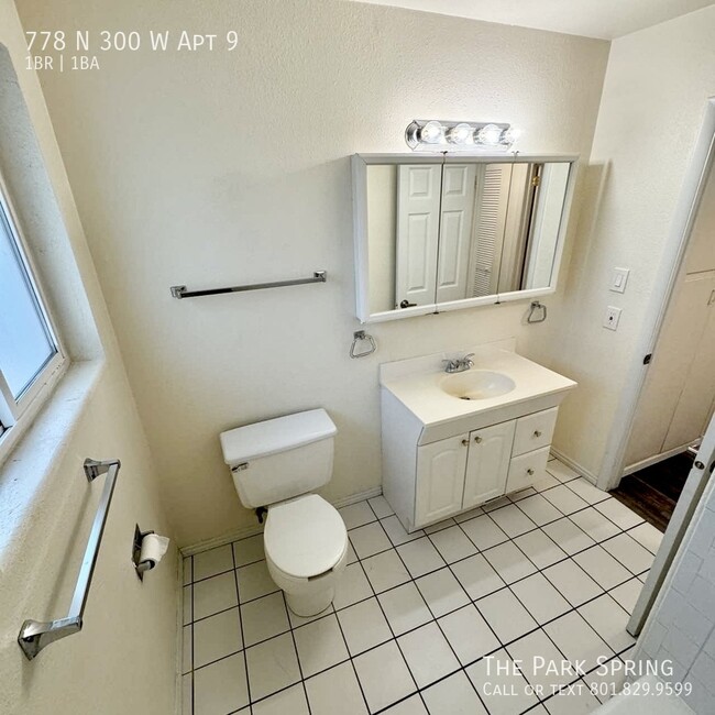 Building Photo - Large Top Floor Pet Friendly 1 Br in Marma...