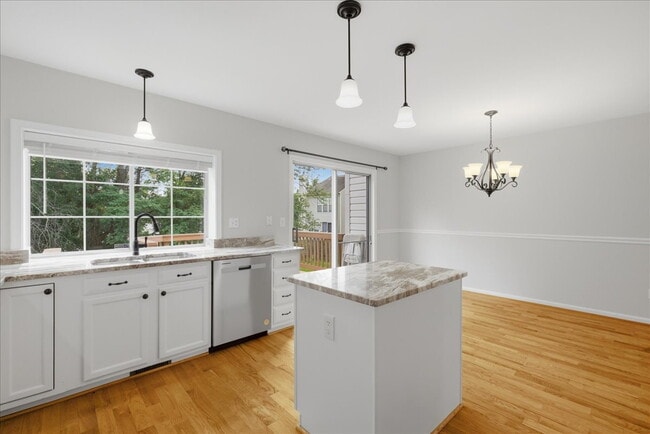 Building Photo - Updated 3BR End-Unit Townhome in Ashburn Farm