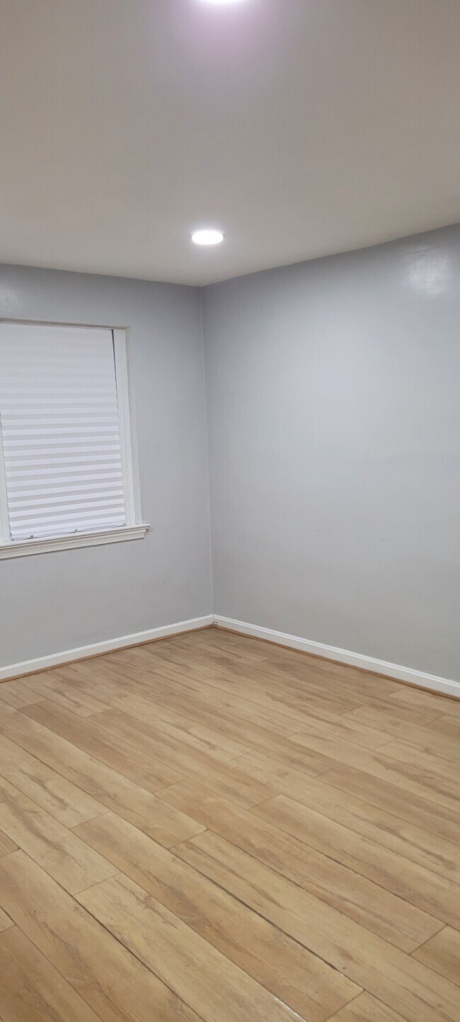 Building Photo - 1248 16th St NE