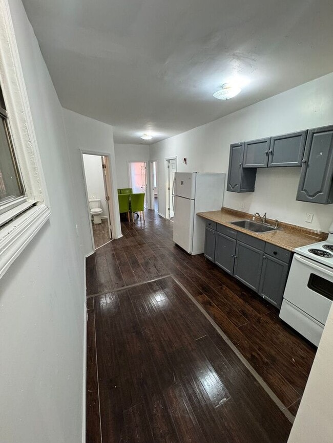 Building Photo - Inspected and Approved 3 Bedroom 1 Bath w PARKING & Appliances