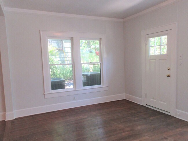 Building Photo - 709 Texas Ave