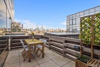 Building Photo - 3 Ct Square W