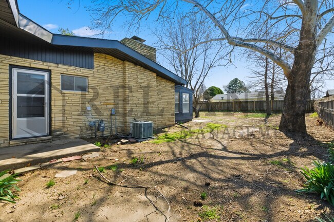 Building Photo - 2541 W Benjamin Dr